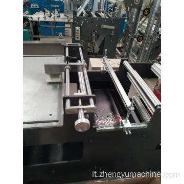 Macchina automatica per la produzione di buste con chiusura centrale